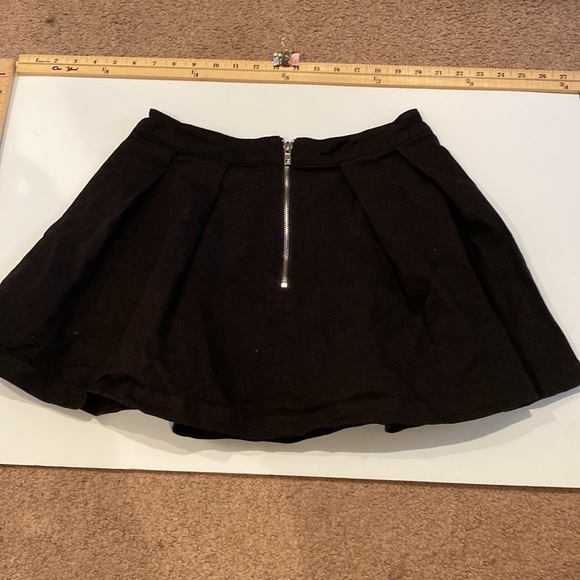 Black skirt with silver detail - Picture 2 of 4